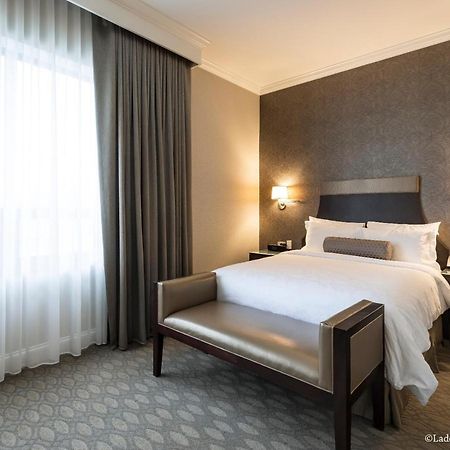 La Banque Hotel Homewood Екстериор снимка