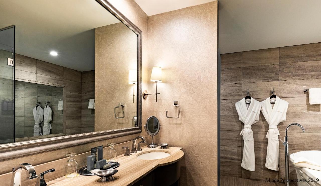La Banque Hotel Homewood Екстериор снимка