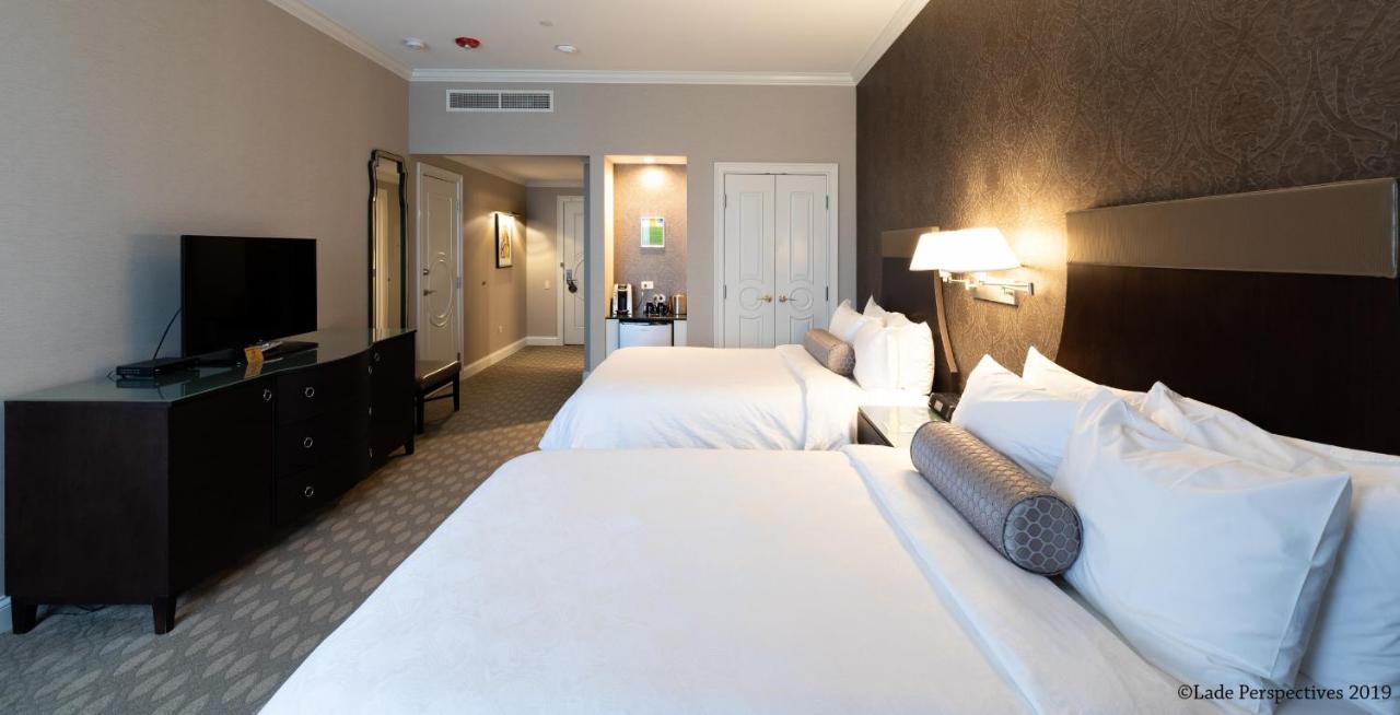 La Banque Hotel Homewood Екстериор снимка