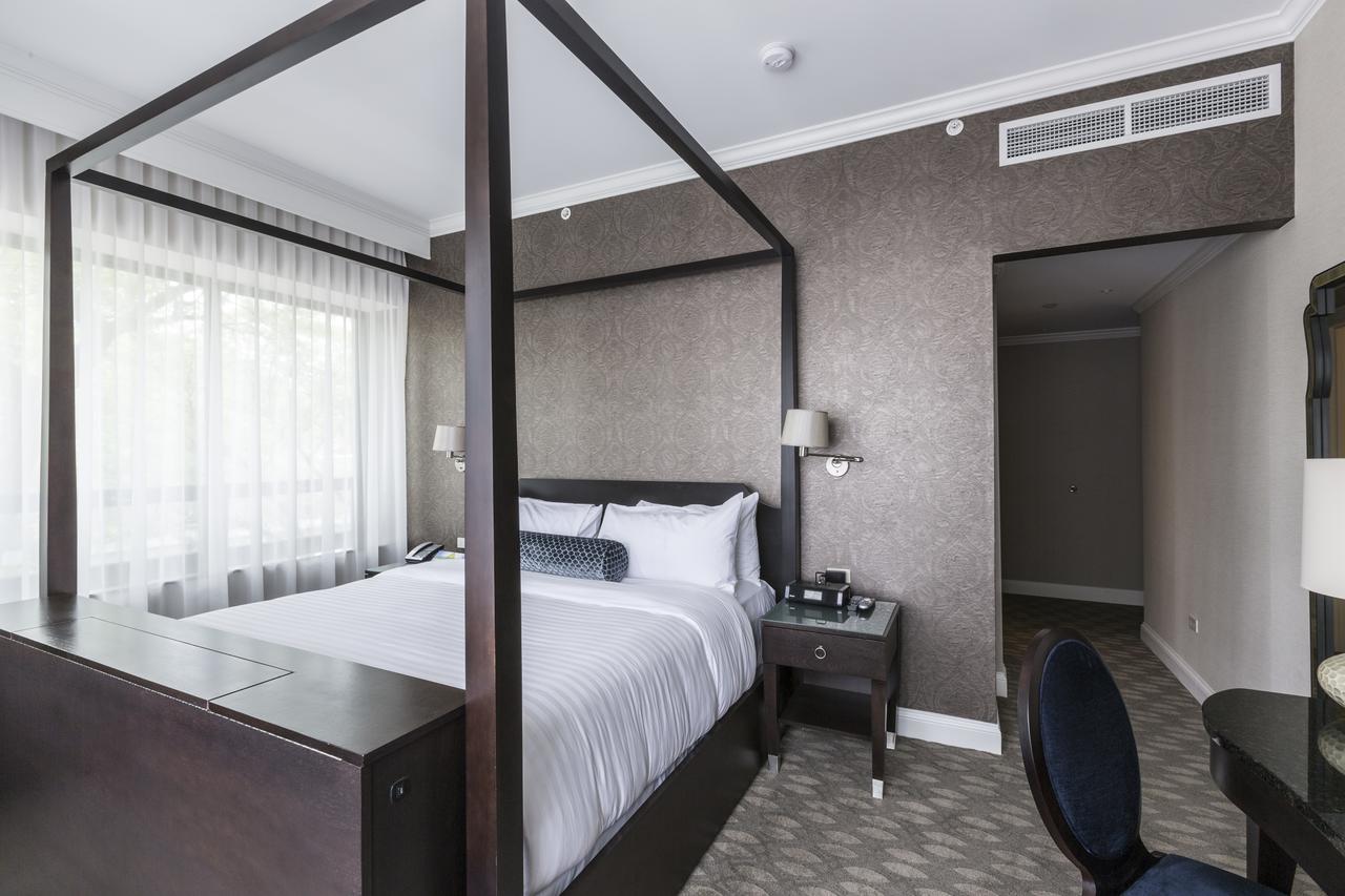 La Banque Hotel Homewood Екстериор снимка