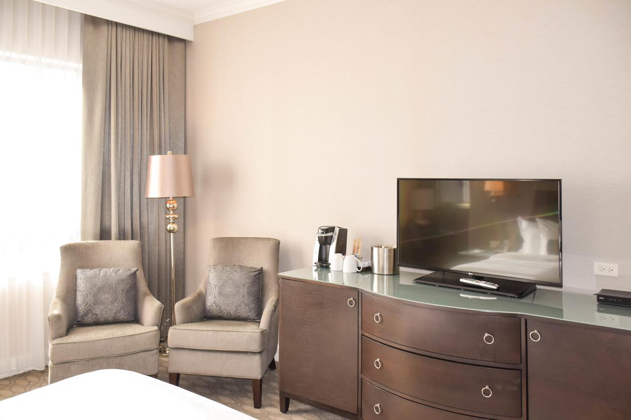 La Banque Hotel Homewood Екстериор снимка
