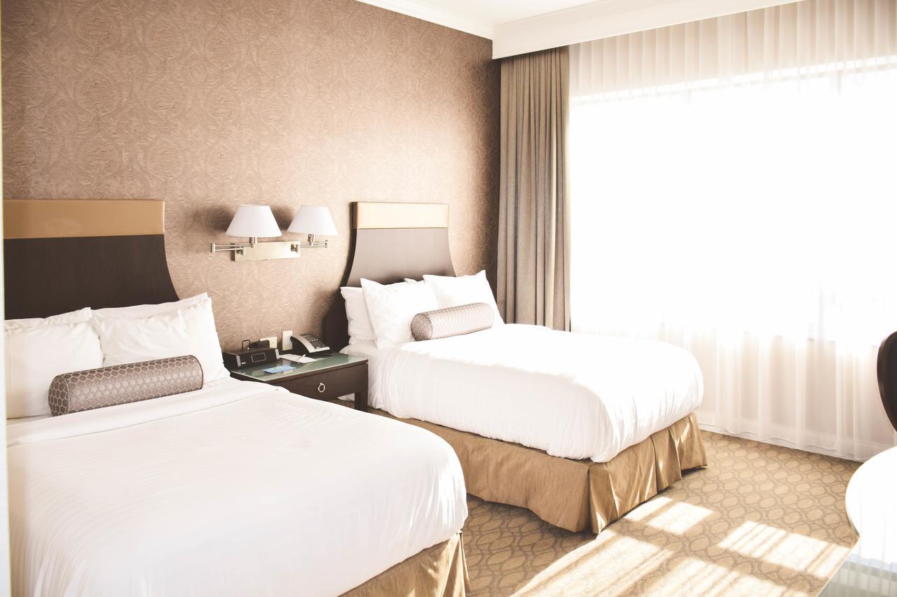 La Banque Hotel Homewood Екстериор снимка