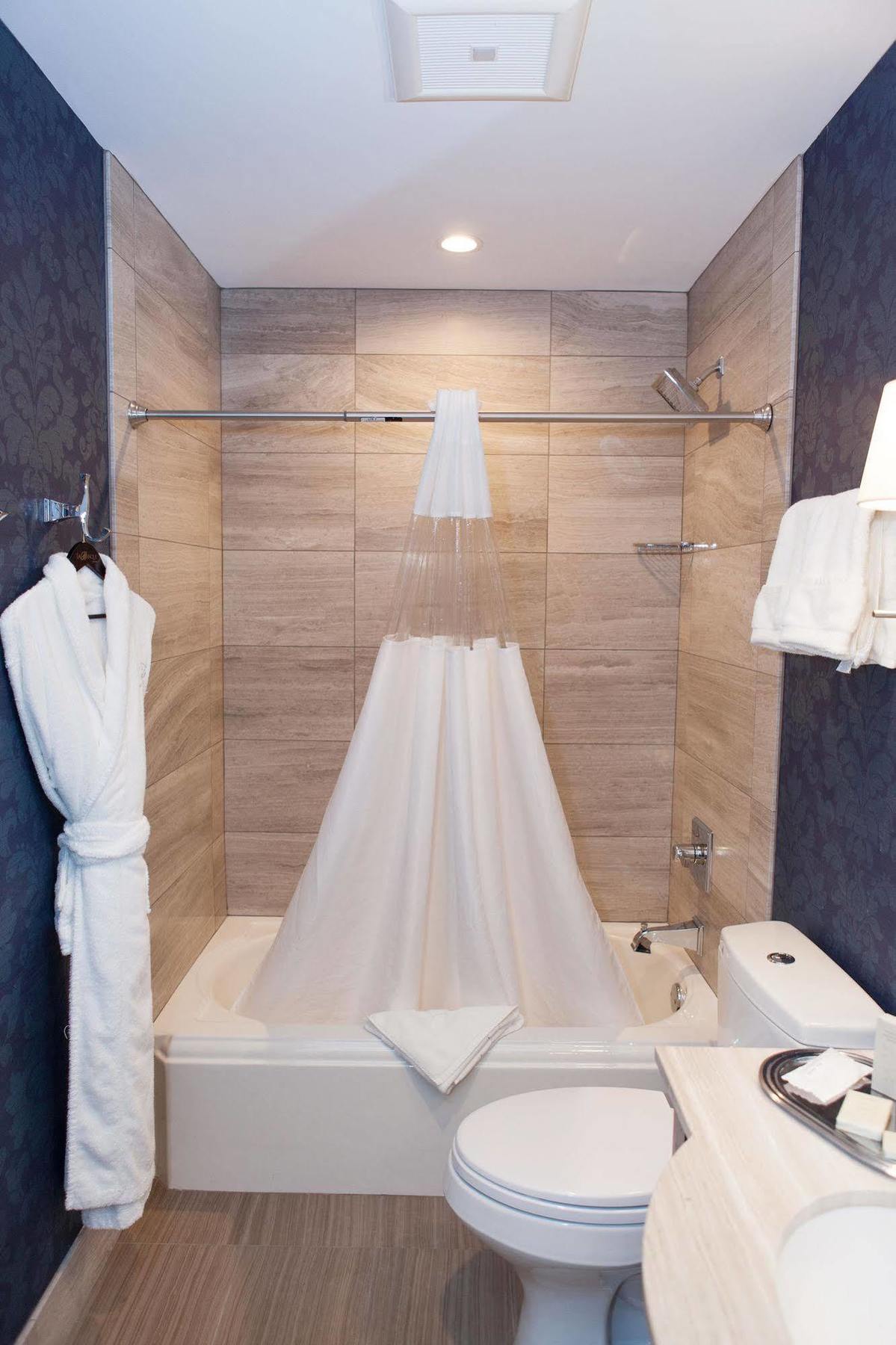 La Banque Hotel Homewood Екстериор снимка