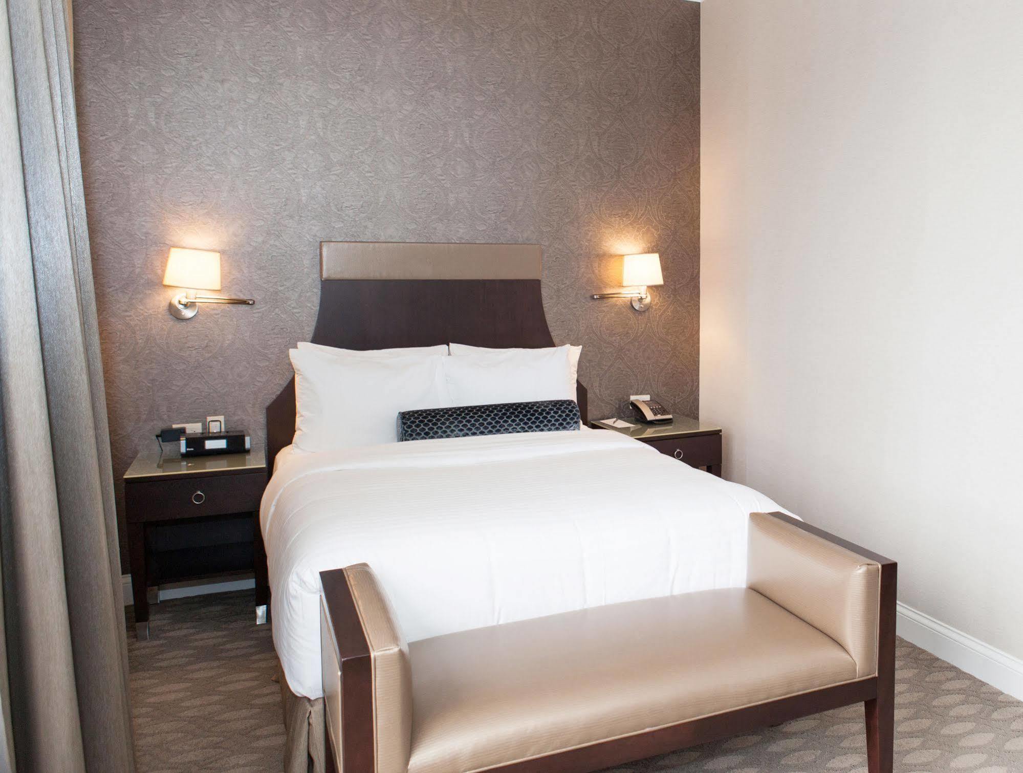 La Banque Hotel Homewood Екстериор снимка