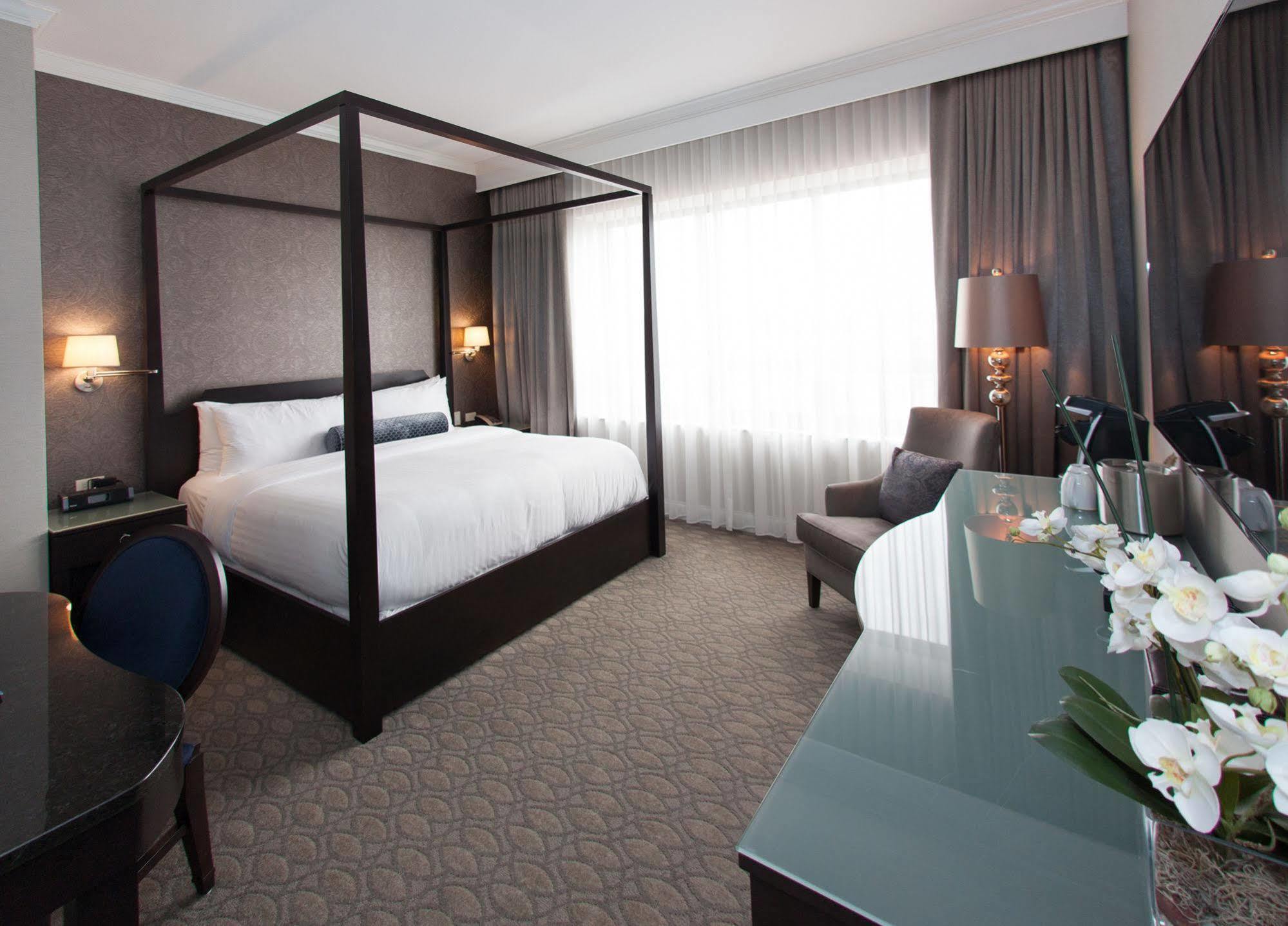 La Banque Hotel Homewood Екстериор снимка