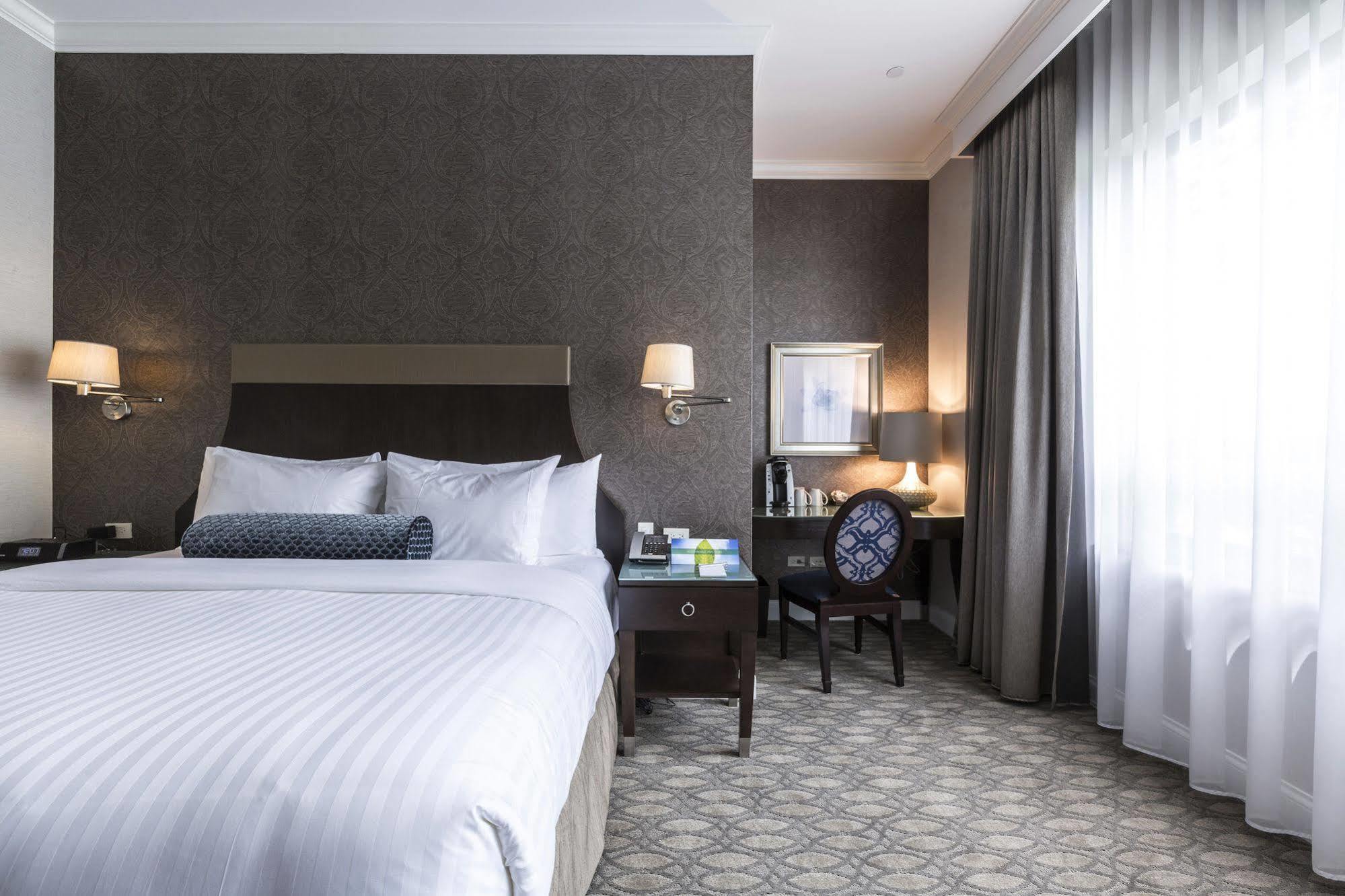 La Banque Hotel Homewood Екстериор снимка
