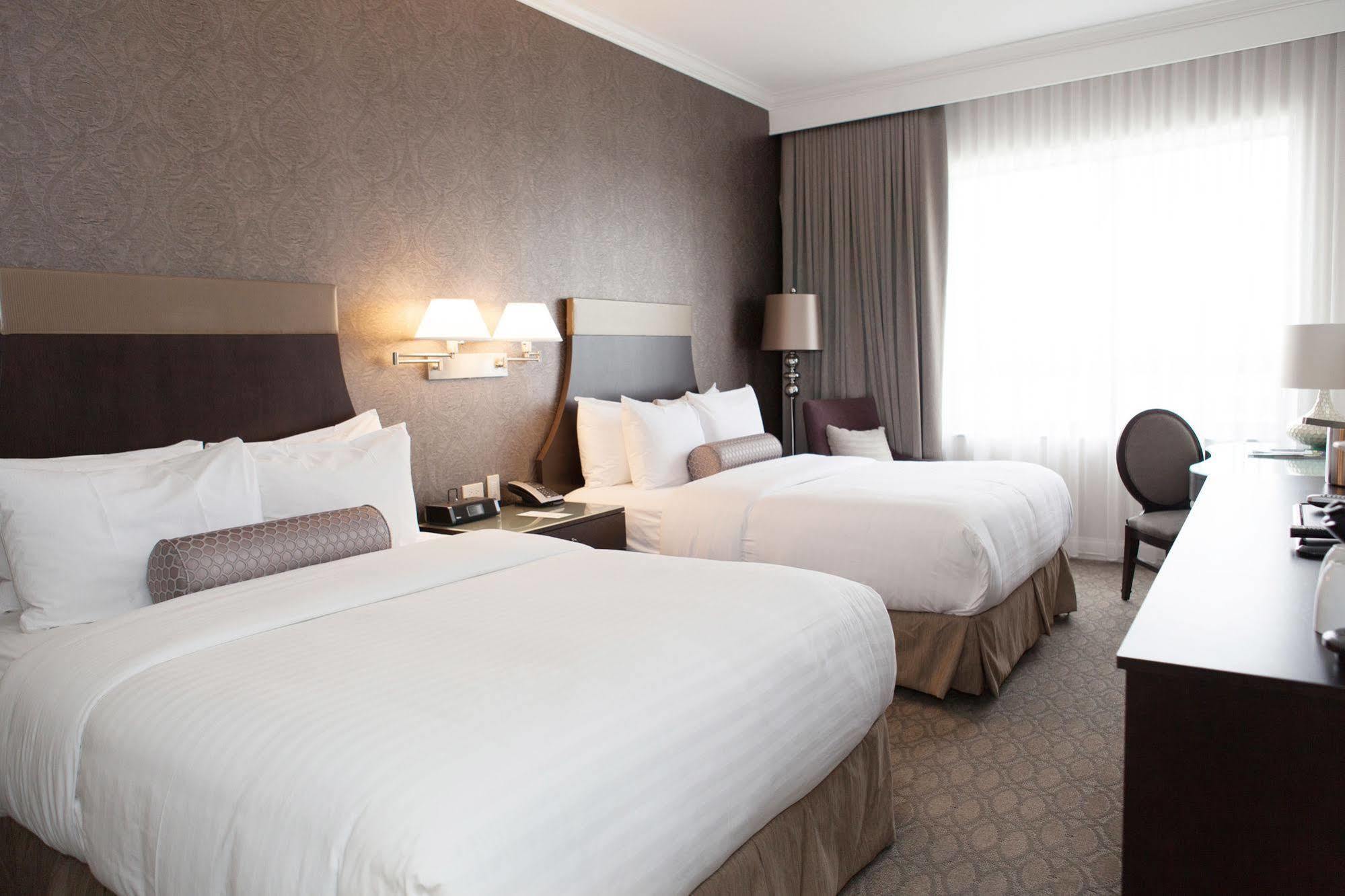 La Banque Hotel Homewood Екстериор снимка
