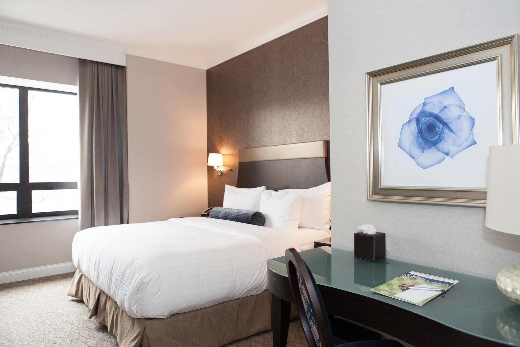 La Banque Hotel Homewood Екстериор снимка