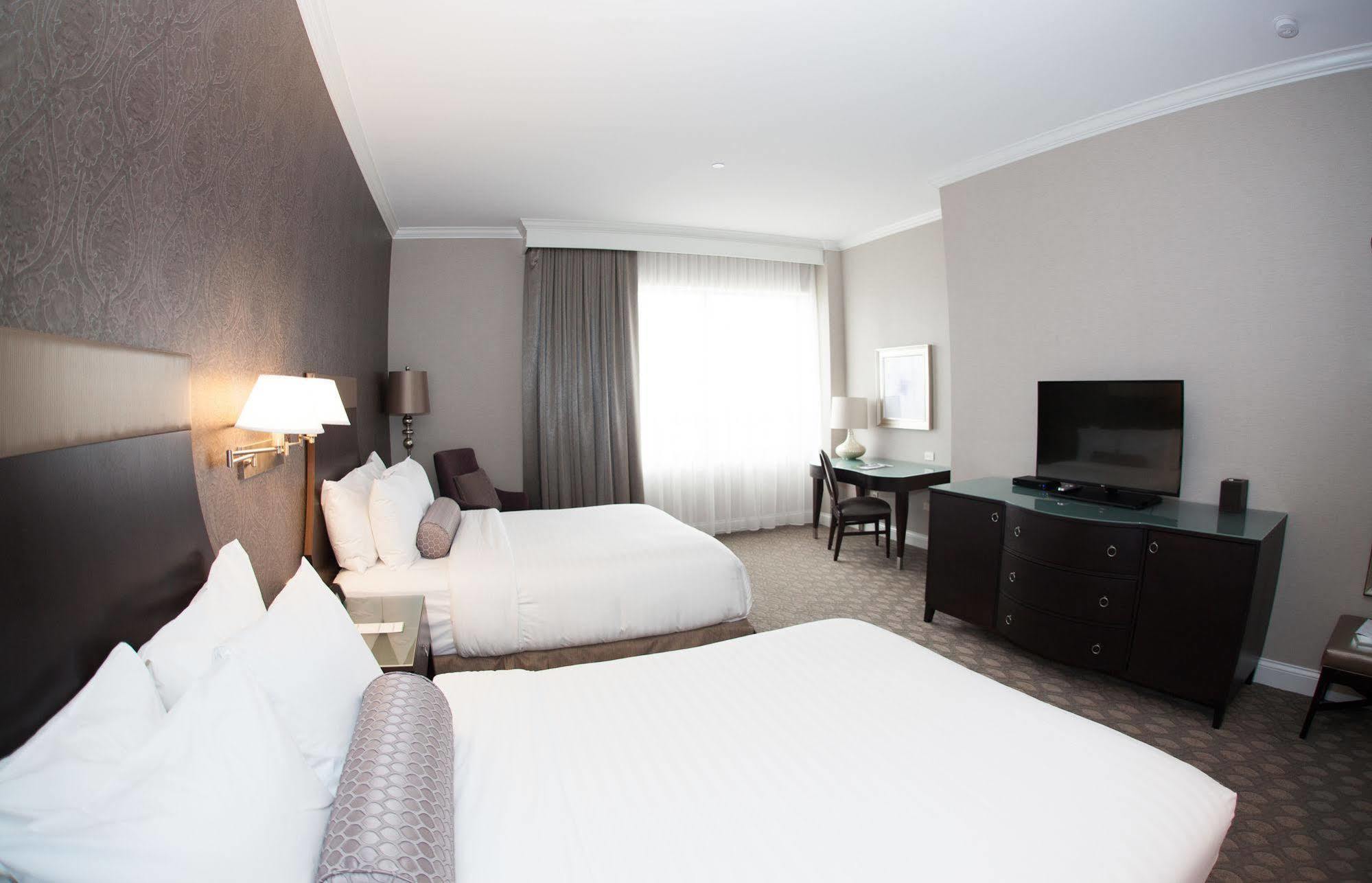 La Banque Hotel Homewood Екстериор снимка